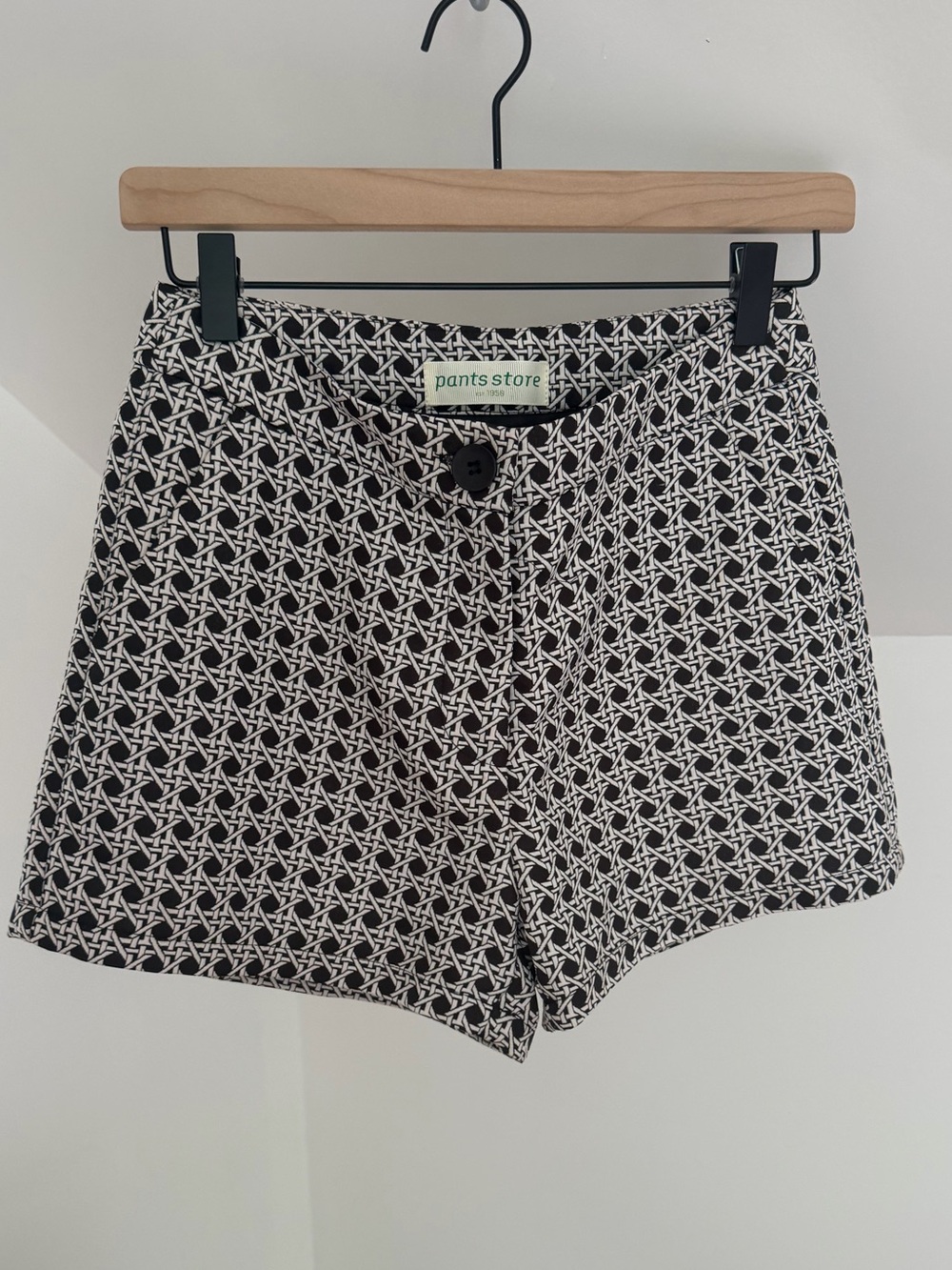 Pants Store Black & White Caning Patterned Women's Shorts with Pockets size S